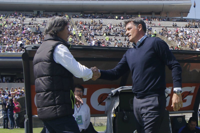 Gabriel Caballero en saludo con Michel González