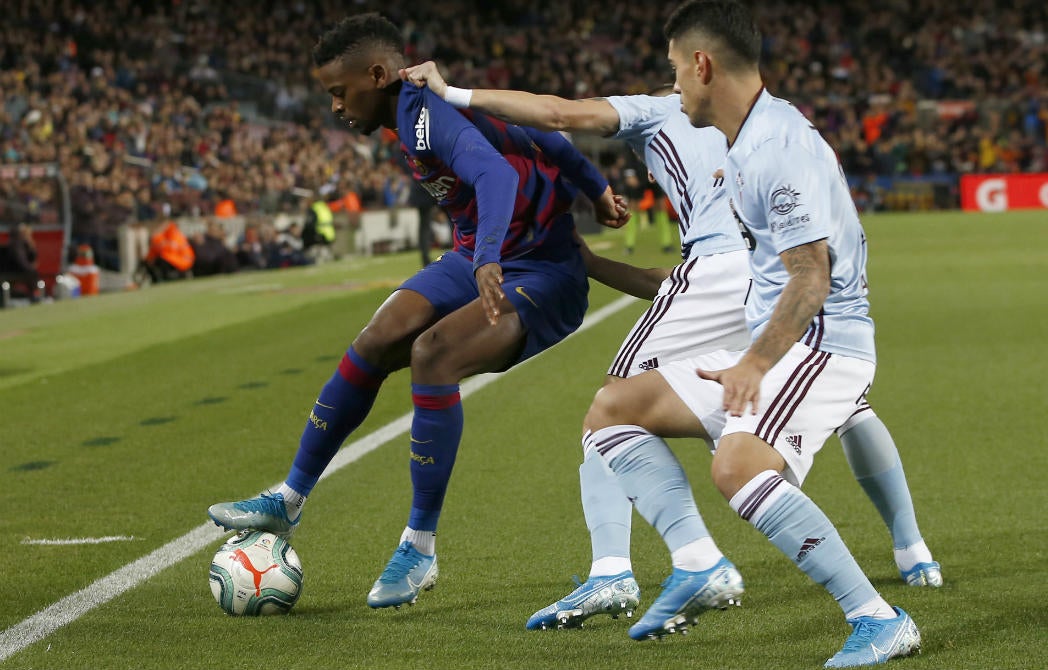 Nelson Semedo frente a dos defensas del Celta de Vigo