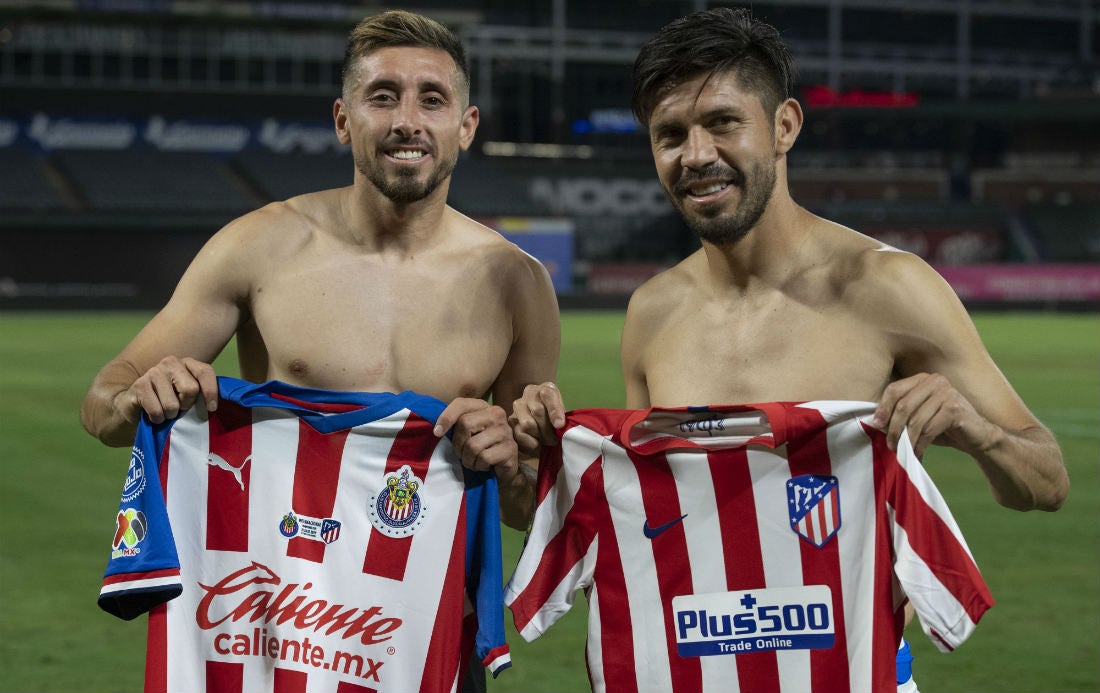 Héctor Herrera intercambiando playera con Oribe Peralta en la ICC