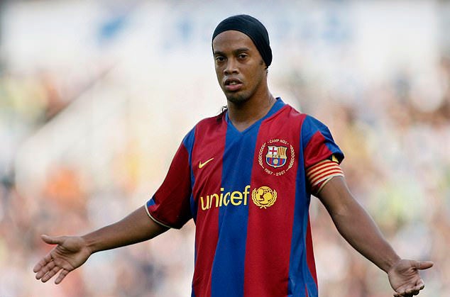 Ronaldinho en un juego con el Barça