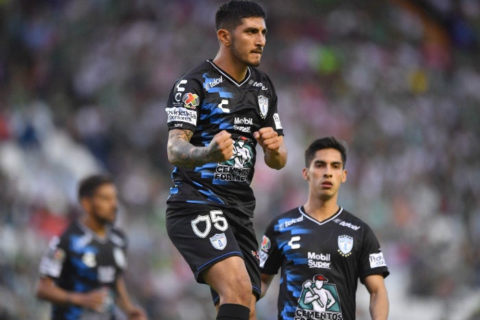 Guzmán festeja gol con Pachuca