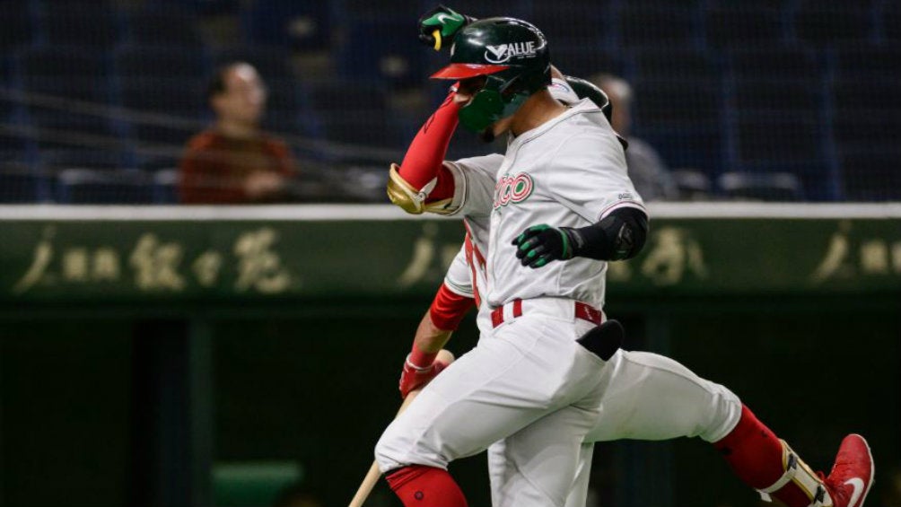 Jugadores de México celebran una carrera