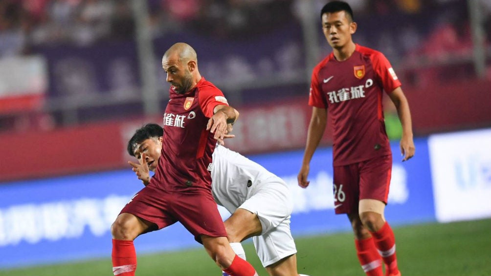 Mascherano en un juego en la Superliga China 