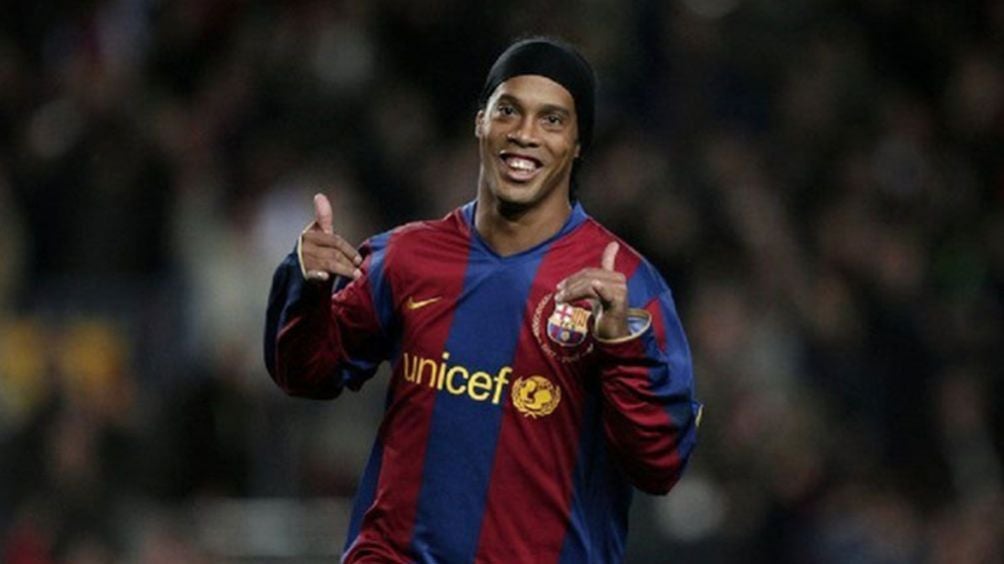 Ronaldinho festeja un gol con el Barcelona