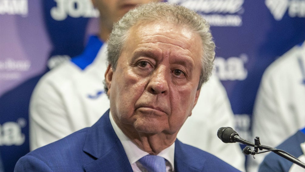 Víctor Garcés durante una conferencia de prensa del Cruz Azul