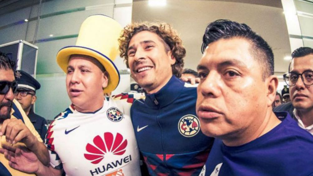 Memo Ochoa, feliz a su llegada a la CDMX