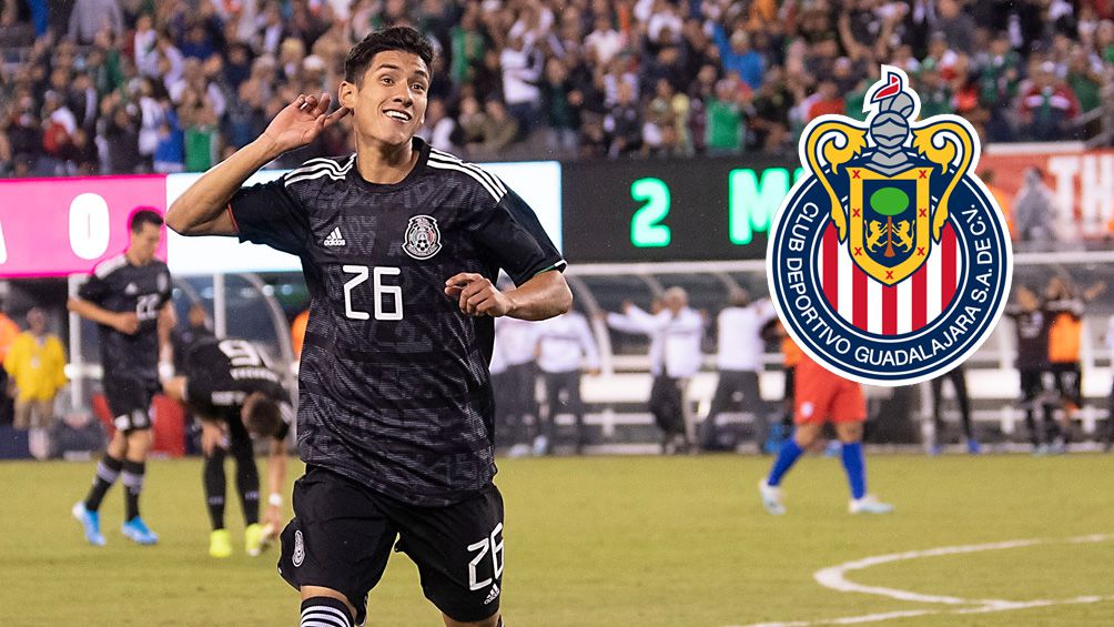 Uriel Antuna festeja un gol con Selección Mexicana