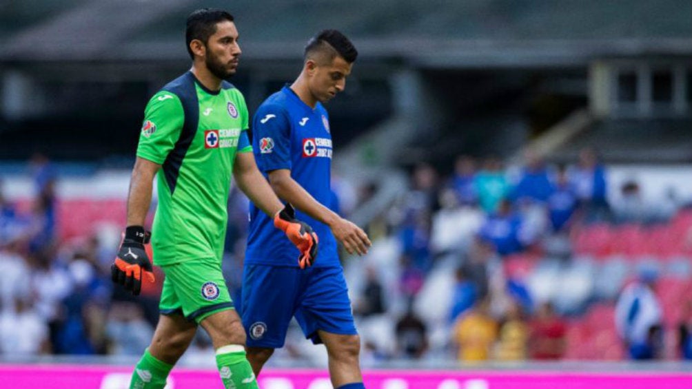 Jesús Corona y Roberto Alvarado al final del encuentro