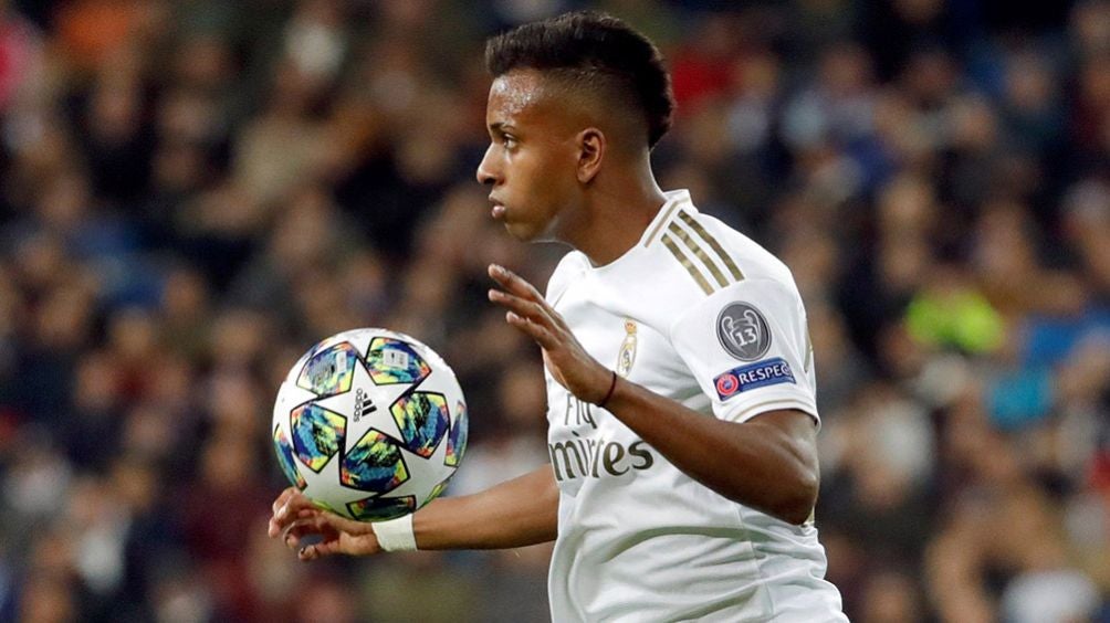 Rodrygo toma el balón en un juego con el Real Madrid