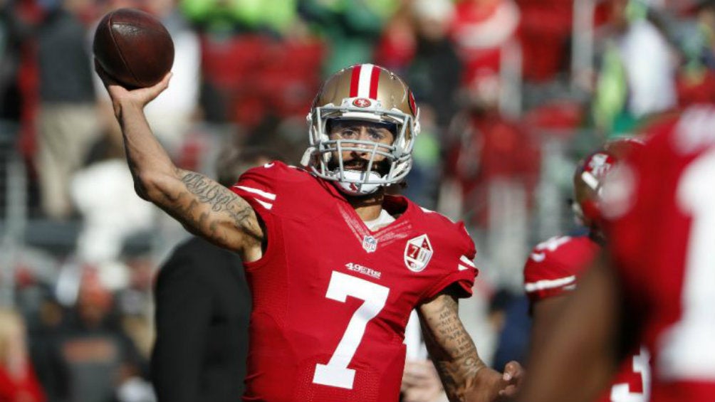 Colin Kaepernick lanza el ovoide en duelo de los 49ers