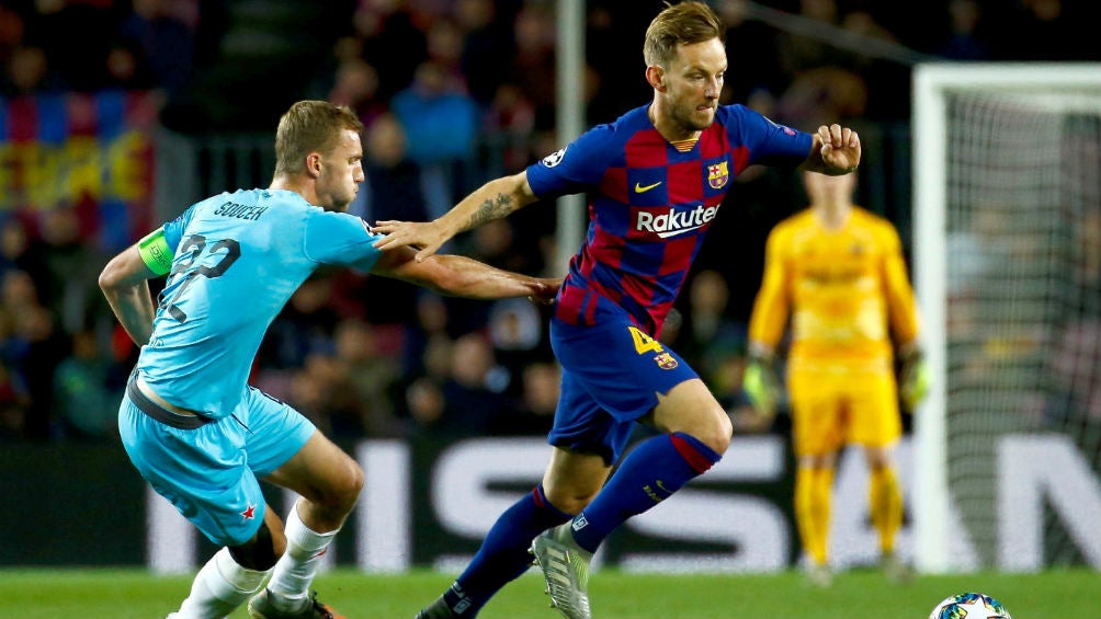 Rakitic se escapa a velocidad de un rival