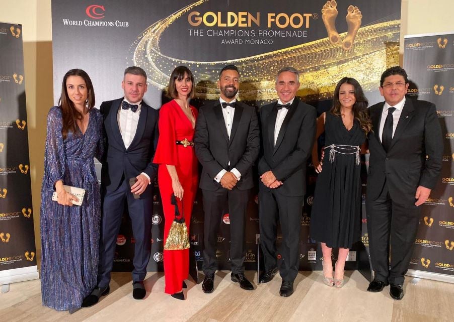 Fidel Kuri (derecha) en la entrega del premio 'Golden Foot'