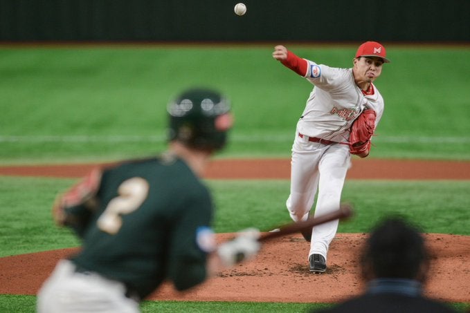 Eduardo Vera lanza una bola durante un juego de México