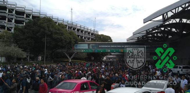 Manifestantes en los alrededores del AICM