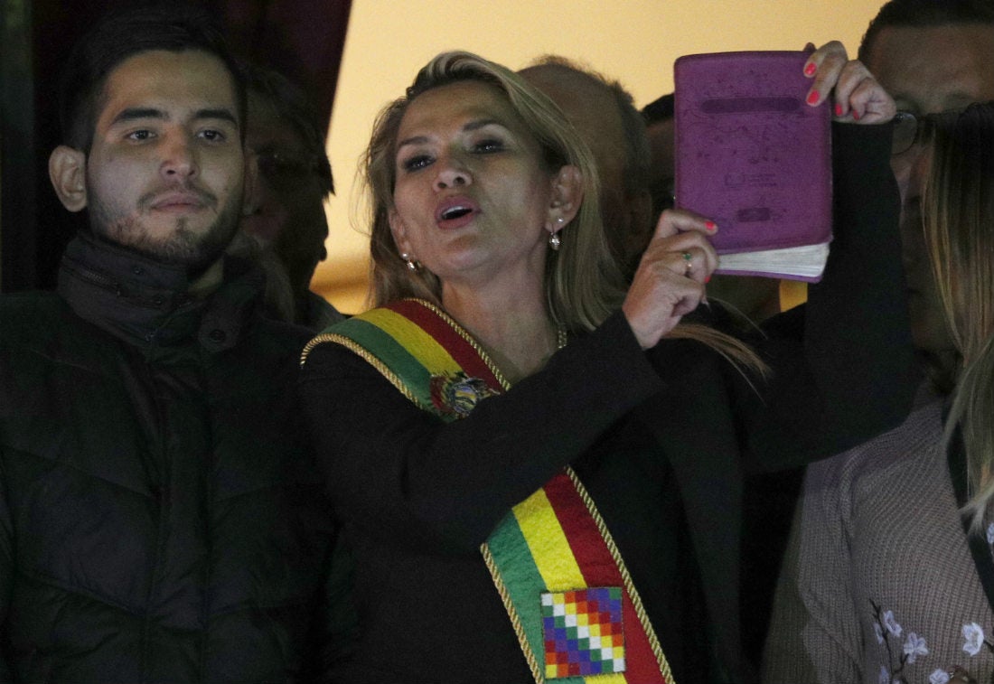 Jeanine Áñez con la banda presidencial y la Biblia en la mano