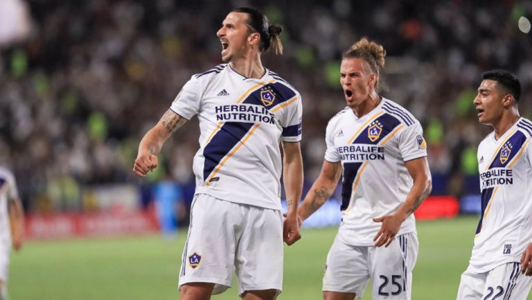 Zlatan celebra un gol contra el LAFC 