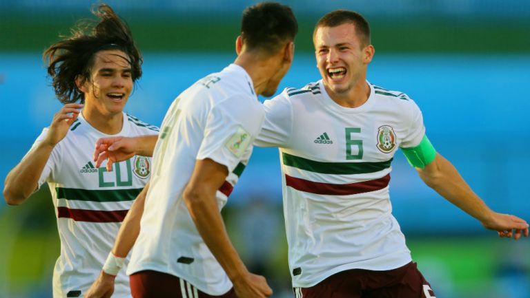 Pizzuto celebra anotación con la Selección Mexicana