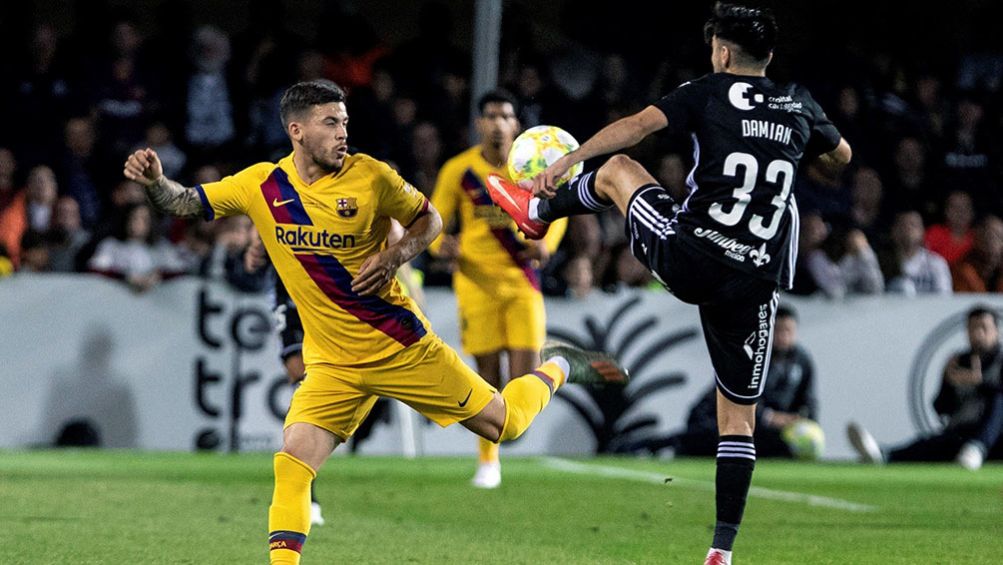 Carles Pérez disputa un balón con Ángel Damián