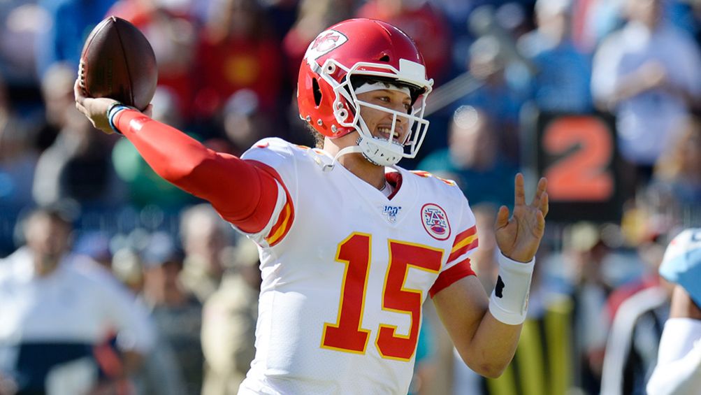 Patrick Mahomes se prepara para lanzar el ovoide