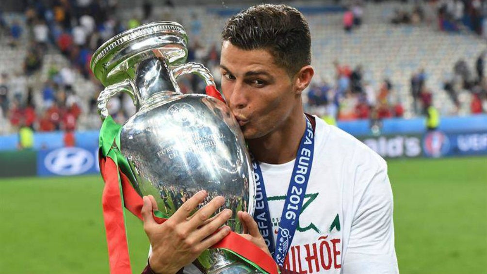 Cristiano Ronaldo besa la Eurocopa