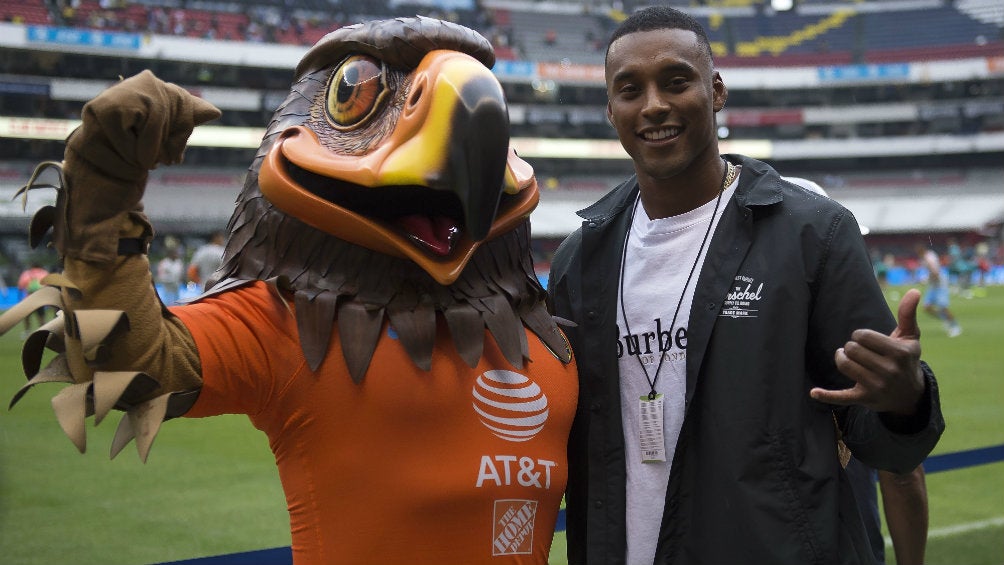 Michael Davis con la mascota del América