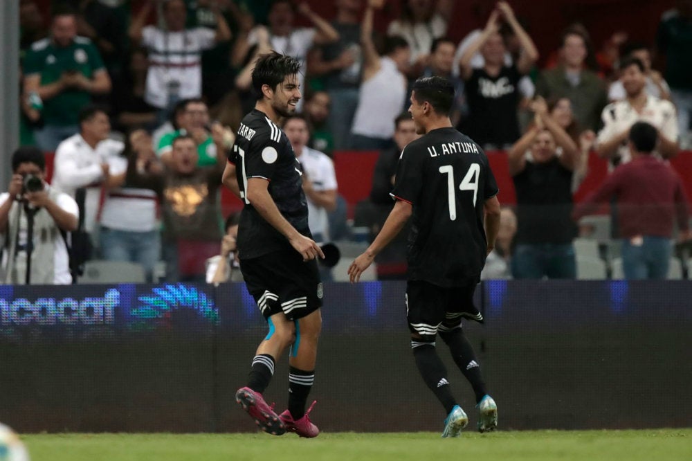 Jugadores del Tri festejan un gol contra Panamá 