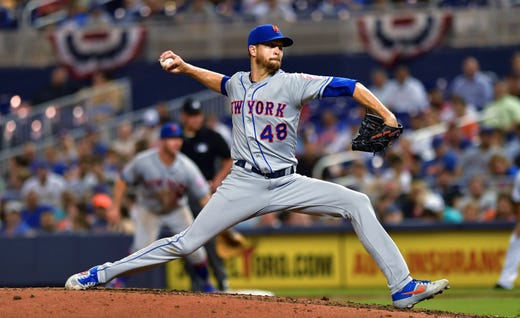 DeGrom lanza en un juego de los Mets