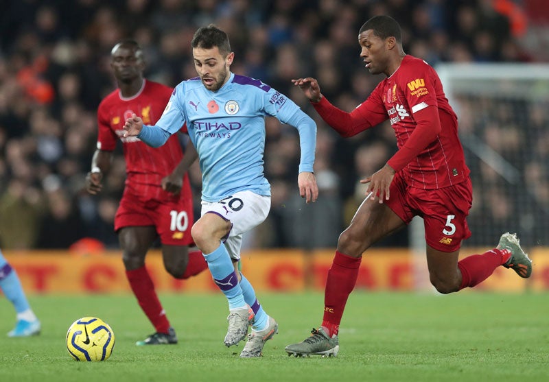 Silva pelea un balón con jugadores del Liverpool 