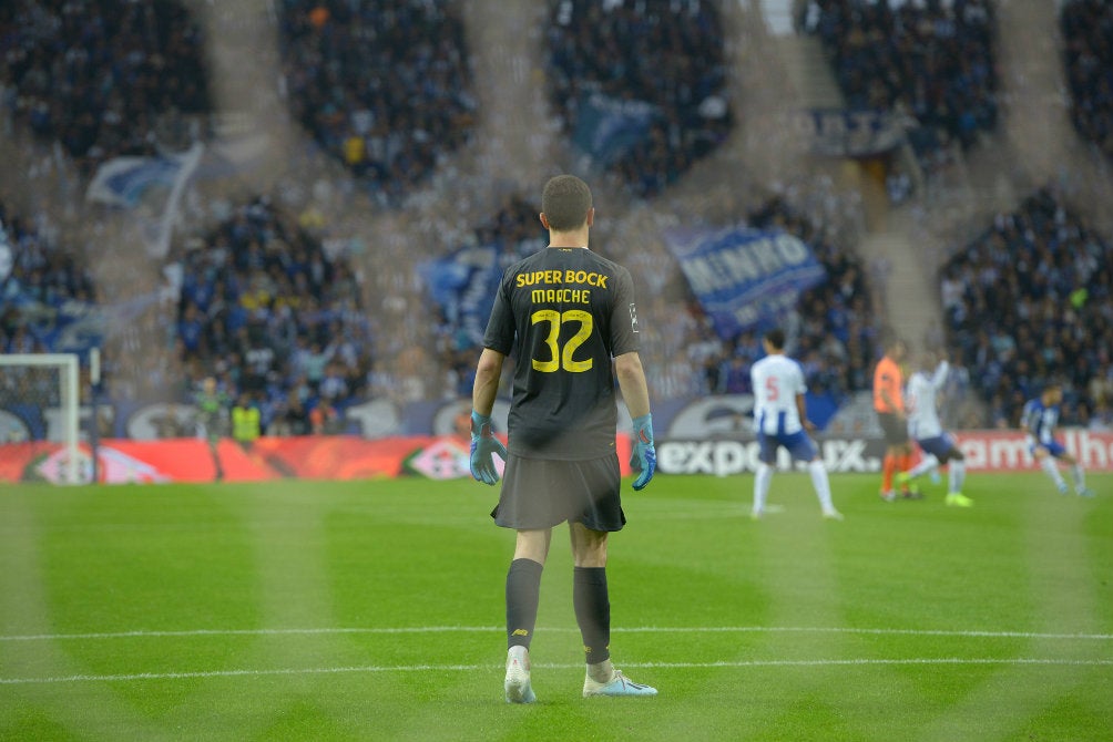 Agustín Marchesín defiende su arco en juego de los Dragones