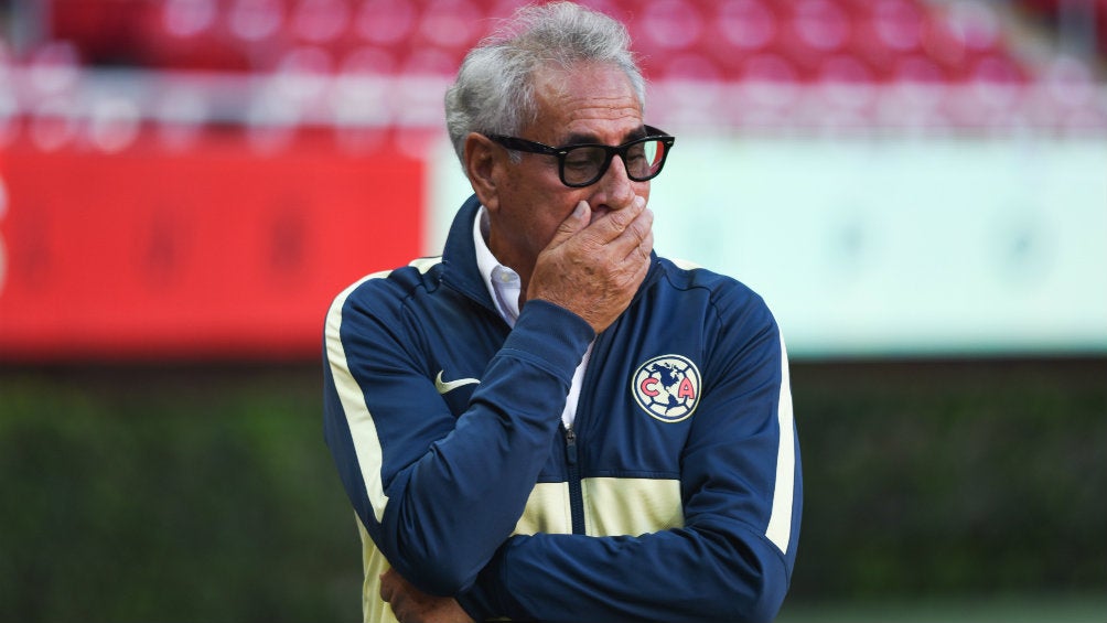 Leo Cuéllar dirigiendo partido de América Femenil