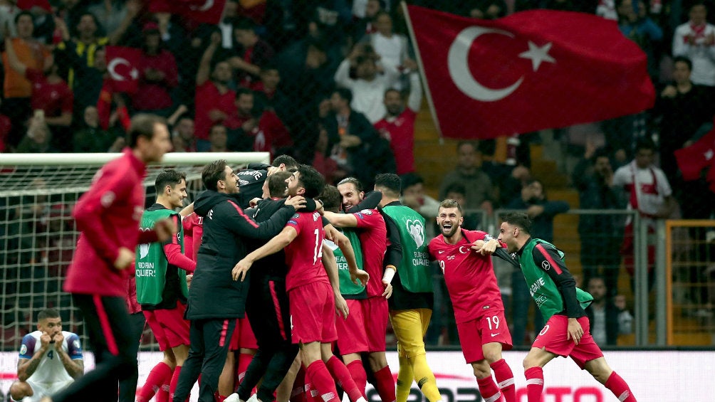 Jugadores turcos celebran el pase a la Euro 2020