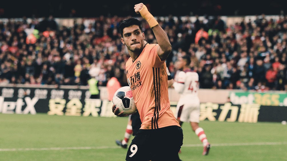 Raúl Jiménez celebra una anotación con Wolves 