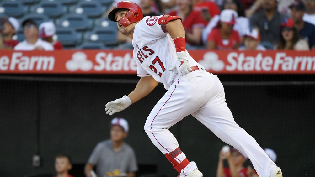 Mike Trout de los Angels durante un juego de la campaña regular