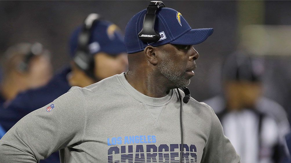 Anthony Lynn en el partido contra los Raiders