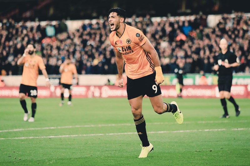 Raúl Alonso celebra un gol en la Premier League 