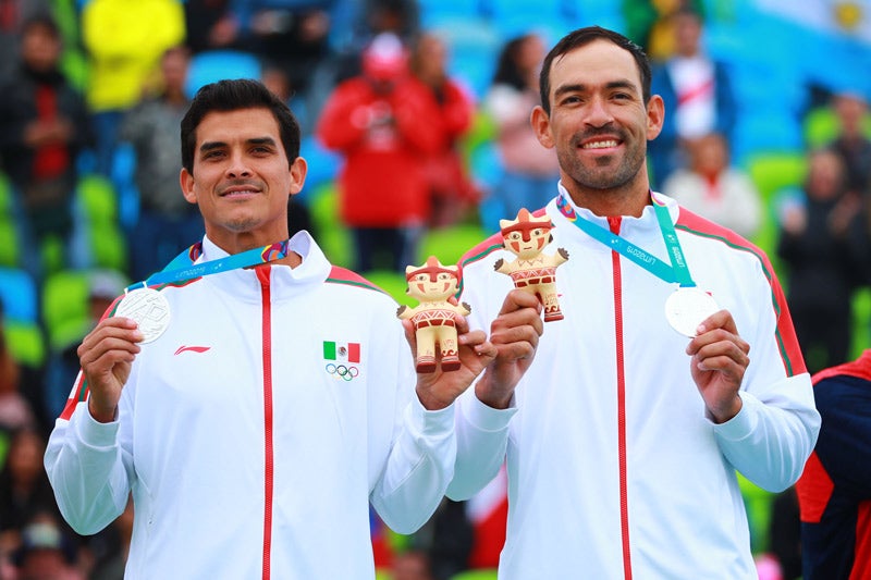 Juan Virgen y Lombardo Ontiveros con su medalla de Lima 2019