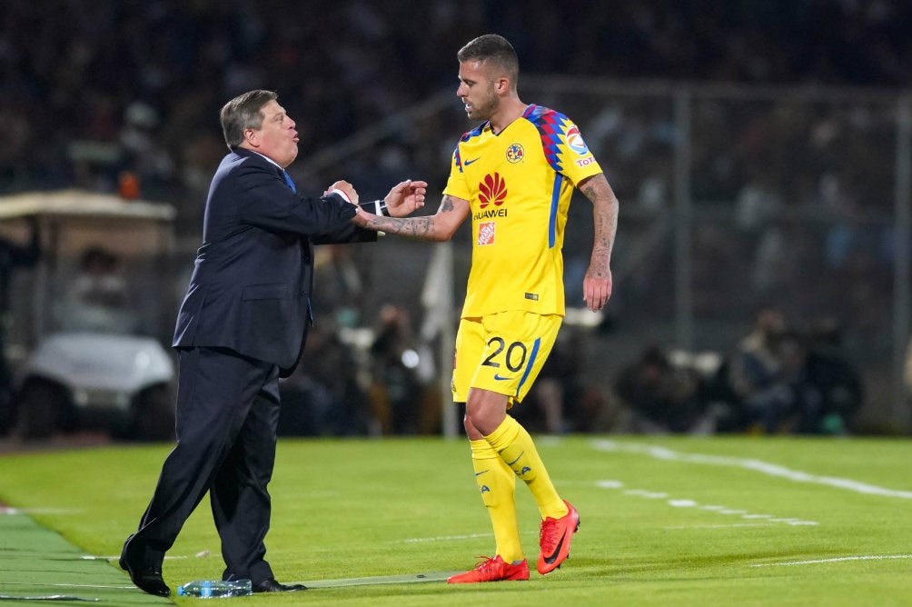 Miguel Herrera y Jérémy Ménez en juego del América