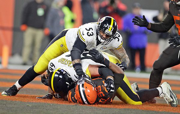  Maurkice Pouncey durante el altercado con el jugador de Browns