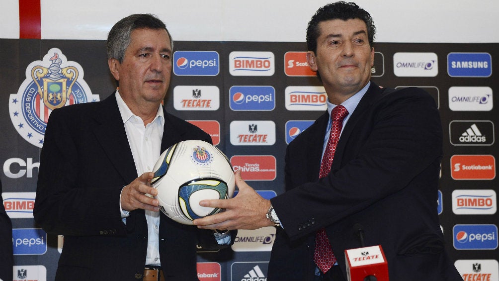 Jorge Vergara y el Chepo de la Torre durante la presentación del DT