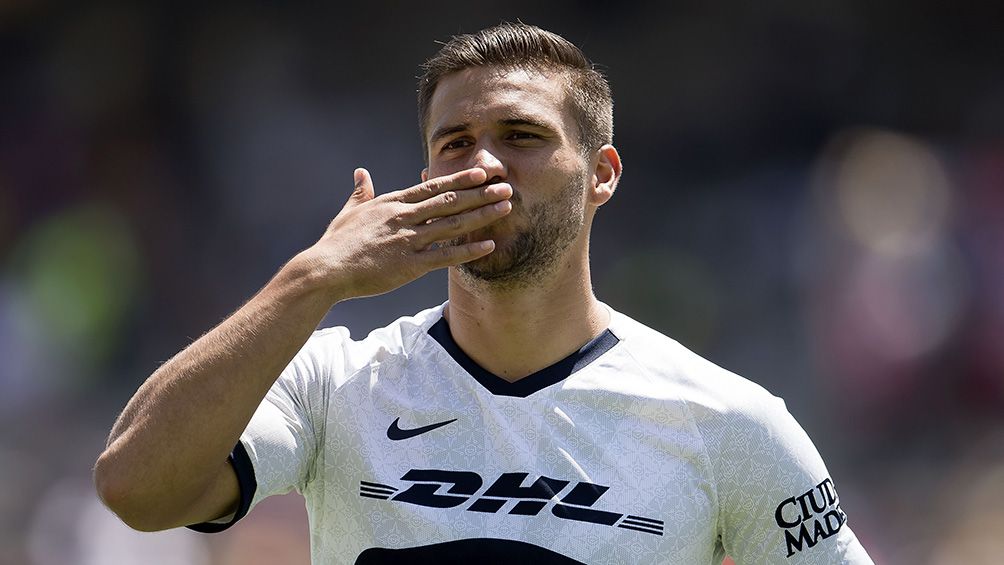 Andres Iniestra en un partido con los Pumas 