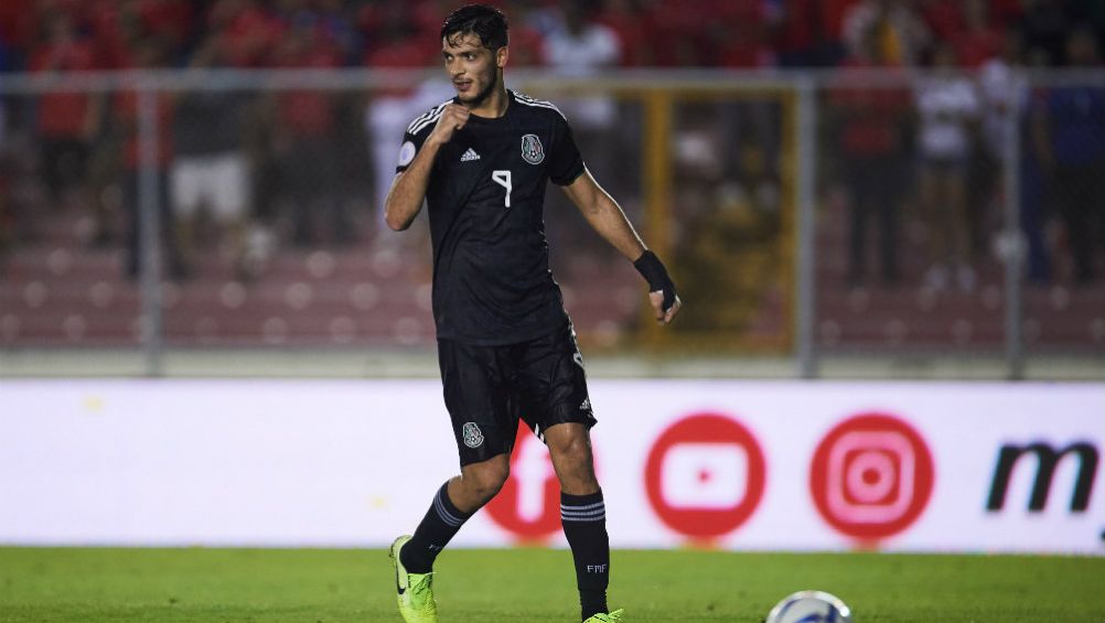 Raúl Jiménez celebrando su anotación con México