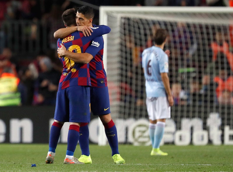 Messi y Luis Suárez se abrazan para festeja un gol