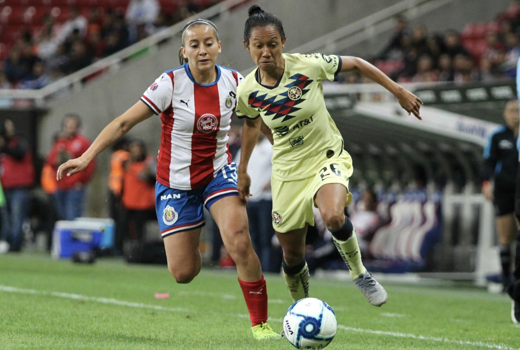 Kristal Soto y Wendy Morales disputando el balón