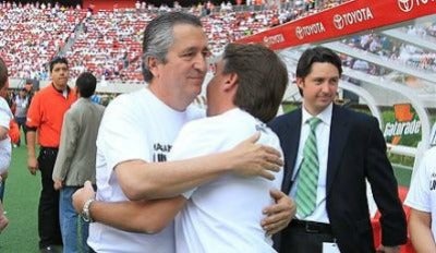 Emilio Azcárraga y Jorge Vergara en saludo