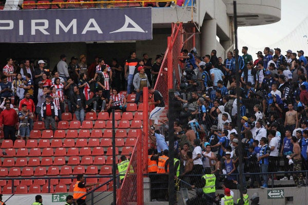 Problemas en la tribuna del Alfonso Lastras entre afición de San Luis y Gallos