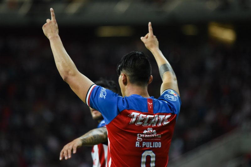 Alan Pulido celebrando gol