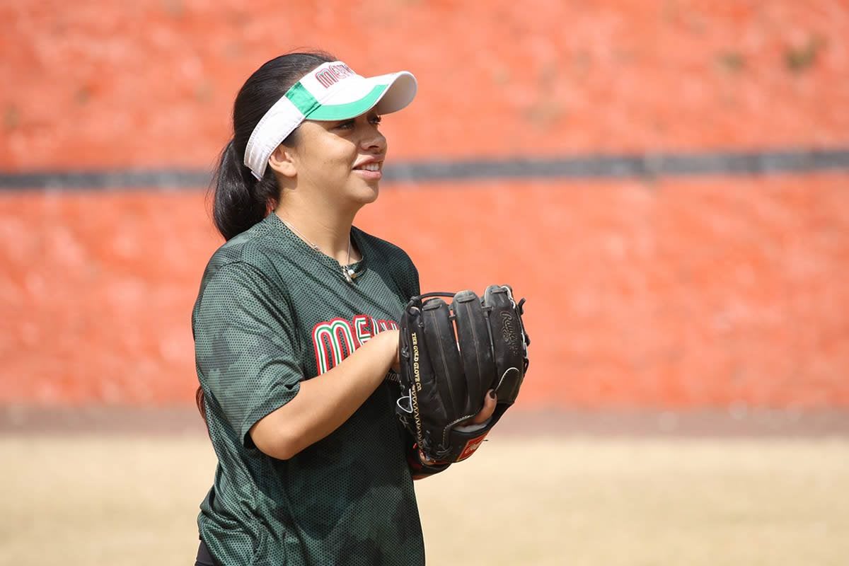 Stefanía Aradillas en partido con la Selección Mexicana de Softbol