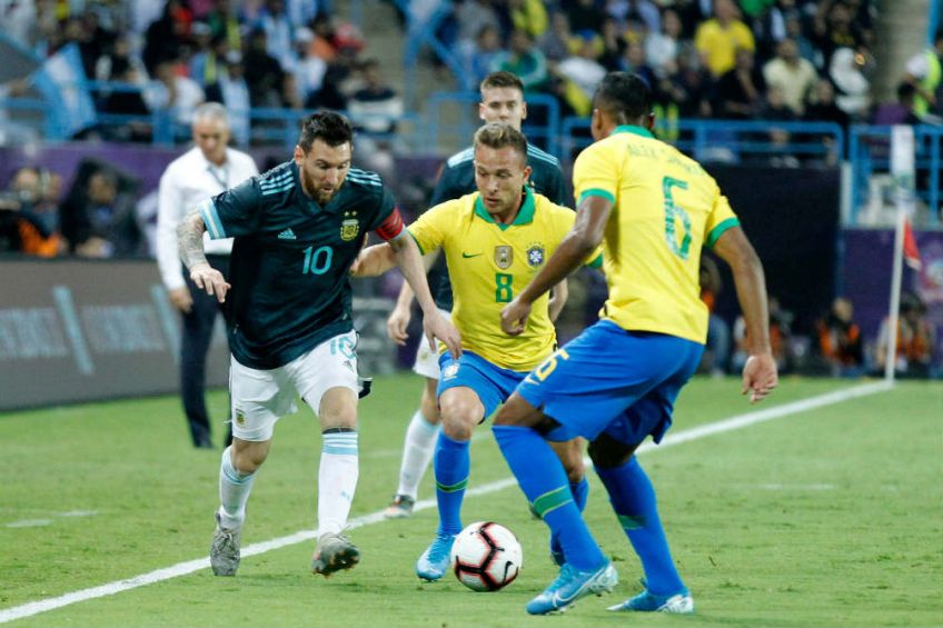 Messi conduce la redonda en juego contra Brasil