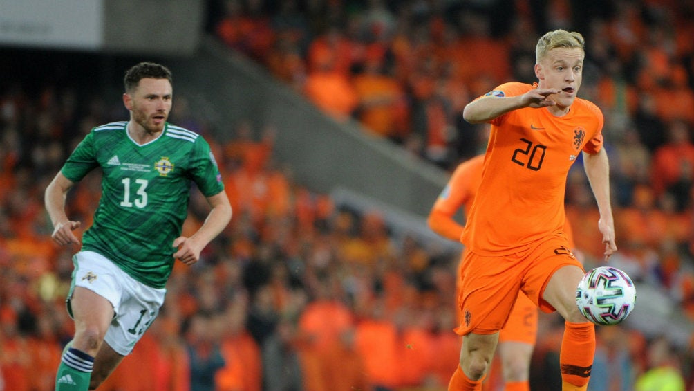 Donny van de Beek manejando el balón en el partido entre Irlanda del Norte y Holanda