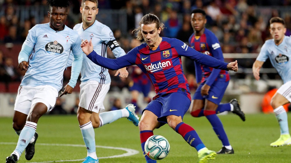 Griezmann durante un duelo con el Barcelona 